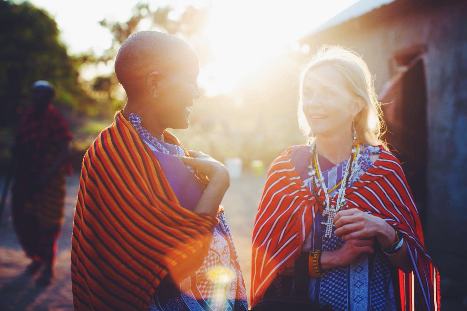 Picture of Anniina with a Maasai woman and the sun shining behind